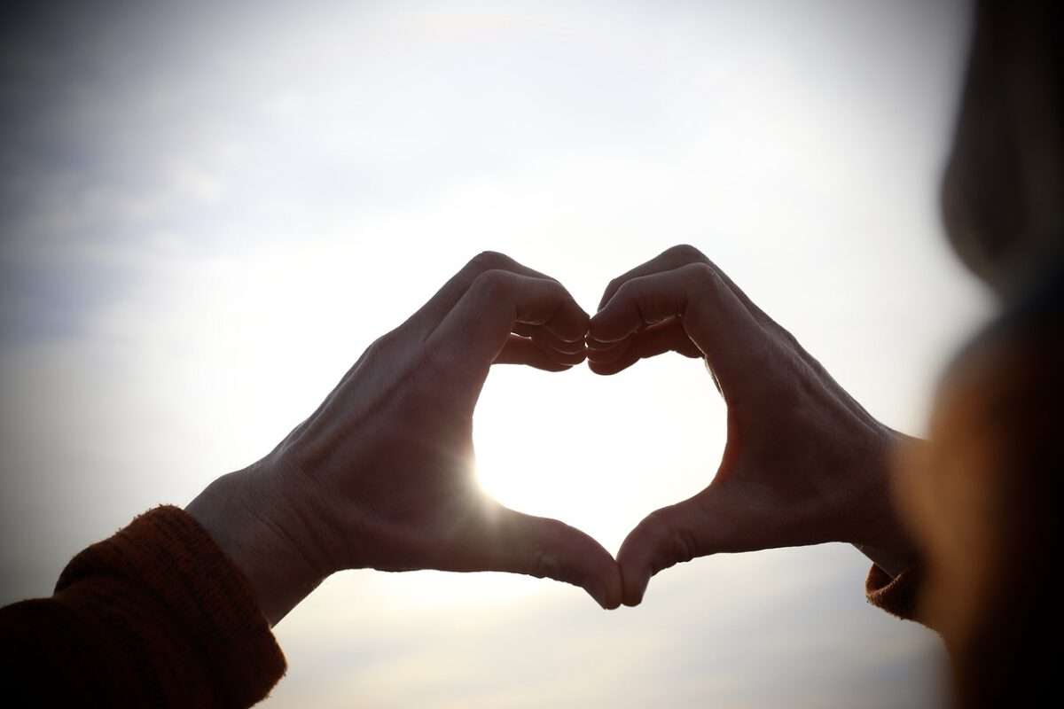 Händer formar hjärta